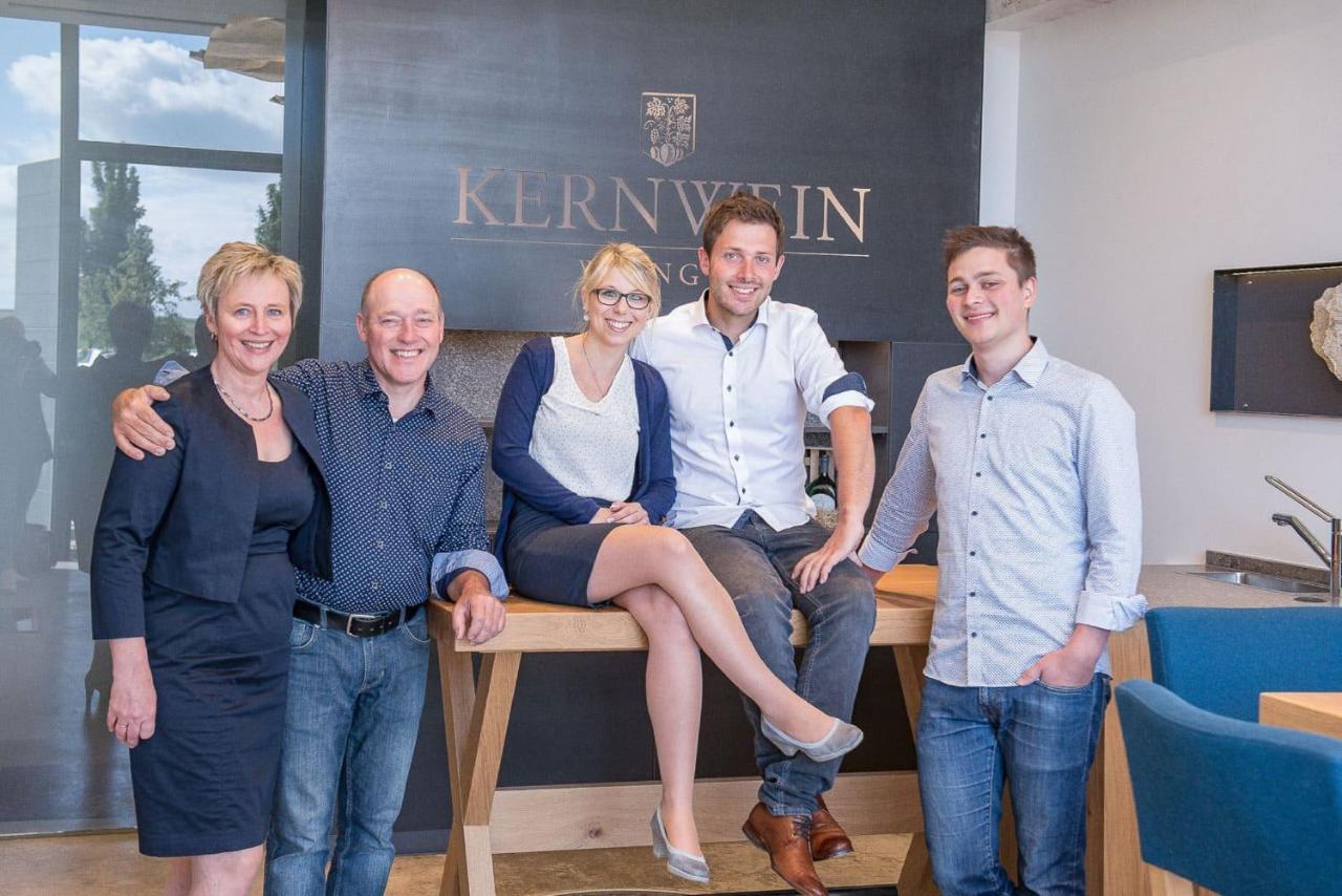 Weingut Kernwein Hotell Seinsheim Exteriör bild